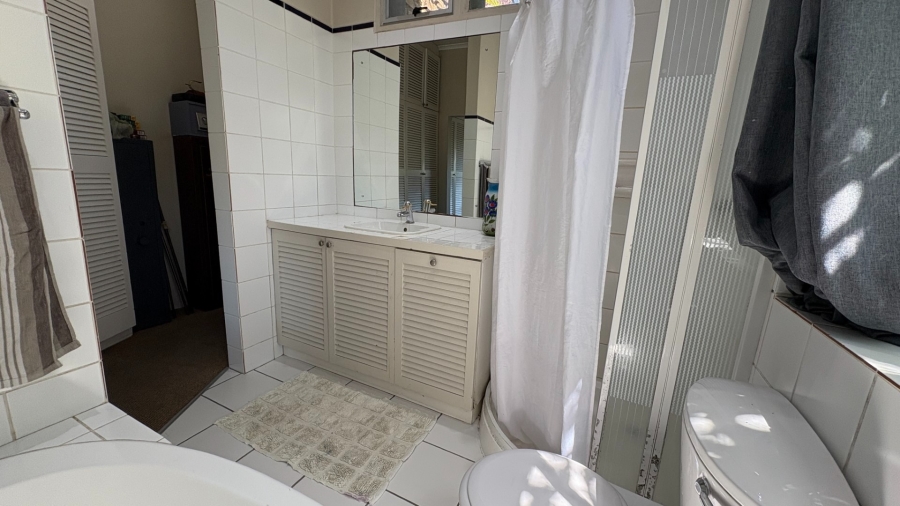 To Let 4 Bedroom Property for Rent in Bonza Bay Eastern Cape